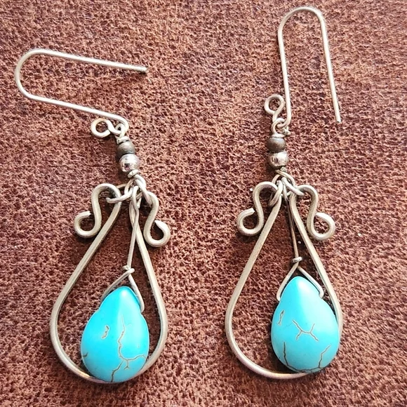 Elegant Silver and Turquoise Dangle Earrings - Picture 1 of 4